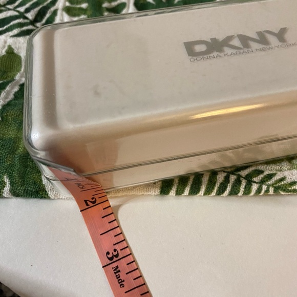 DKNY Clear/white Hard Glasses Case - Picture 10 of 10
